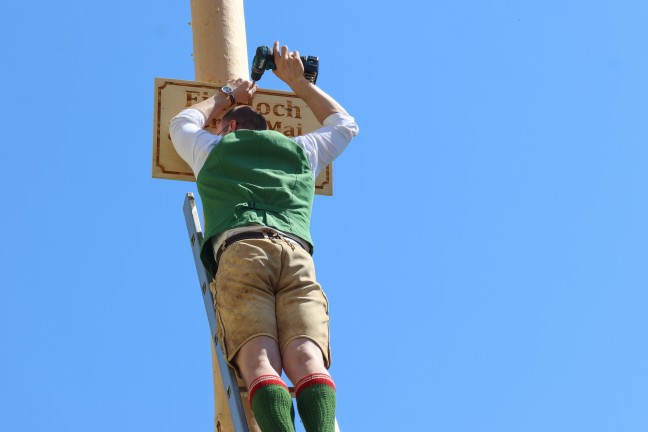 FP: Groes Maibaumfest mit den Menschen am Vogelweiderplatz in Wels-Vogelweide gefeiert