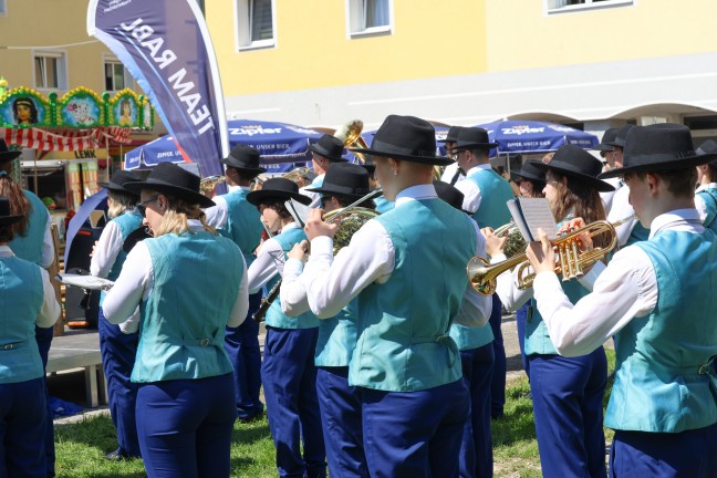 FP: Groes Maibaumfest mit den Menschen am Vogelweiderplatz in Wels-Vogelweide gefeiert