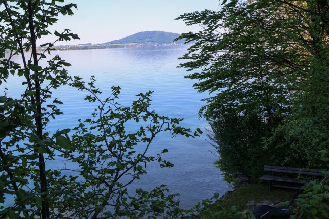 Steinbach am Attersee: Wasserrettung und Notarzthubschrauber nach Tauchunfall im Attersee im Einsatz