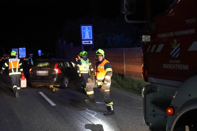 PKW auf Wiener Strae bei Marchtrenk offenbar wegen Reh gegen Lrmschutzwand gekracht