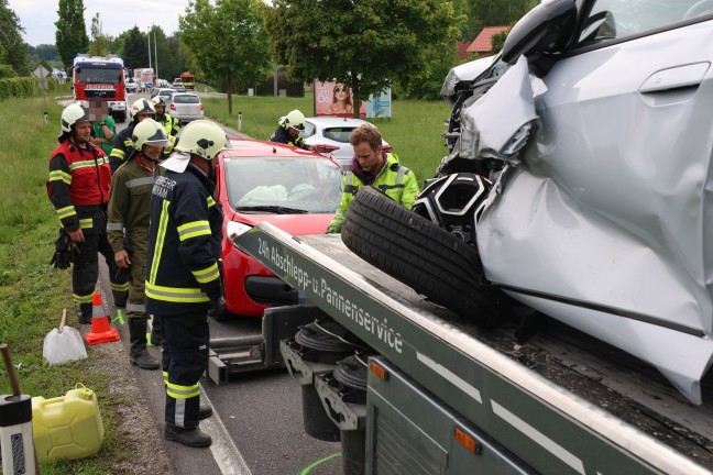 Drei Autos in schweren Crash auf Wallerner Strae bei Scharten verwickelt