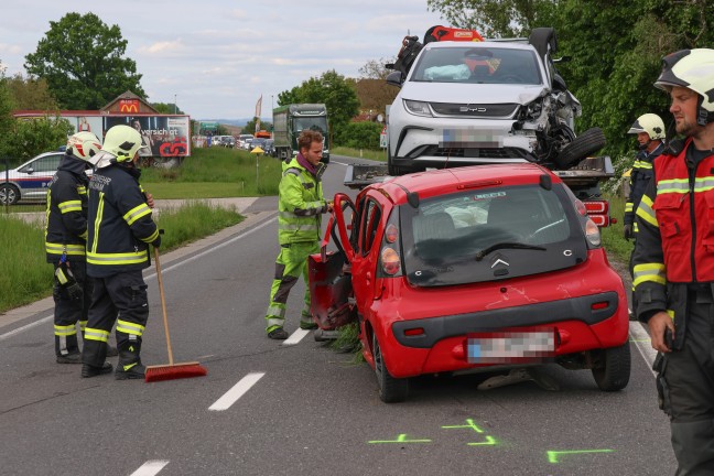 Drei Autos in schweren Crash auf Wallerner Strae bei Scharten verwickelt