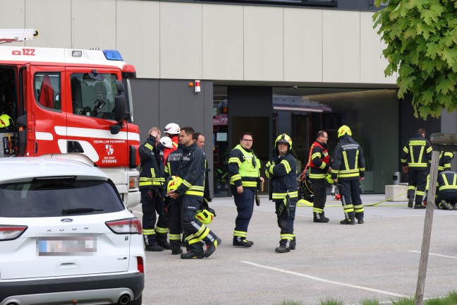 Gebude evakuiert: Zwei Feuerwehren zu Brand bei Bauunternehmen in Hinzenbach alarmiert
