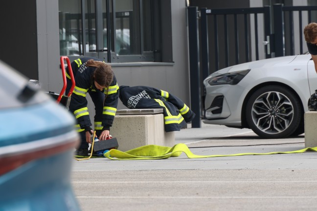 Gebude evakuiert: Zwei Feuerwehren zu Brand bei Bauunternehmen in Hinzenbach alarmiert