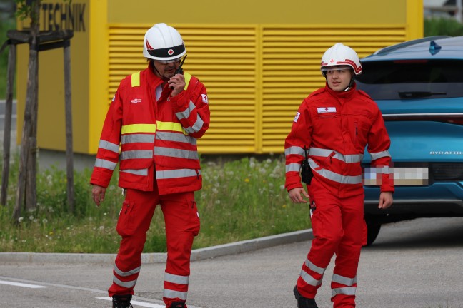 Gebude evakuiert: Zwei Feuerwehren zu Brand bei Bauunternehmen in Hinzenbach alarmiert