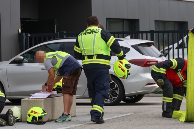 Gebude evakuiert: Zwei Feuerwehren zu Brand bei Bauunternehmen in Hinzenbach alarmiert