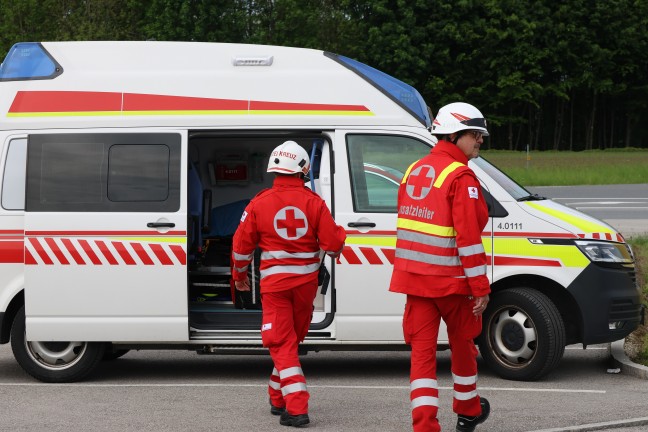 Gebude evakuiert: Zwei Feuerwehren zu Brand bei Bauunternehmen in Hinzenbach alarmiert