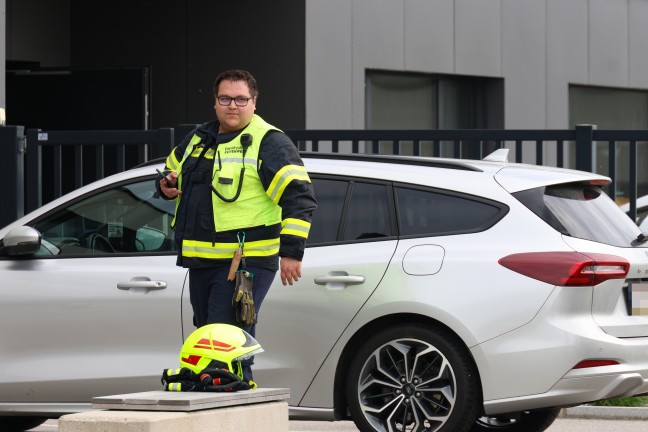 Gebude evakuiert: Zwei Feuerwehren zu Brand bei Bauunternehmen in Hinzenbach alarmiert