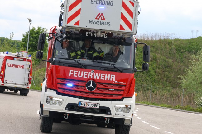 Gebude evakuiert: Zwei Feuerwehren zu Brand bei Bauunternehmen in Hinzenbach alarmiert