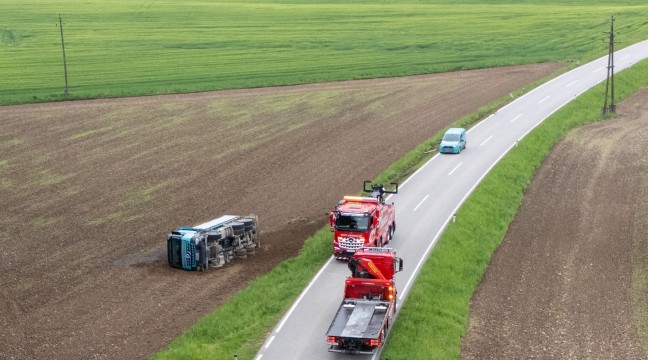 LKW bei Geretsberg von Strae abgekommen und umgestrzt