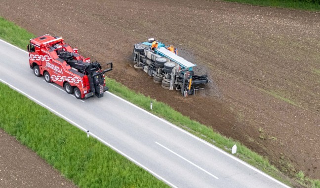 LKW bei Geretsberg von Strae abgekommen und umgestrzt