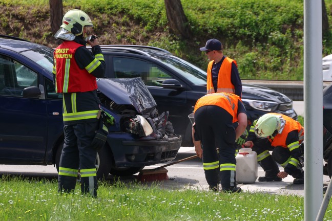 Auffahrunfall vor Verkehrsampel an Kreuzung der Pyhrnpass Strae in Thalheim bei Wels