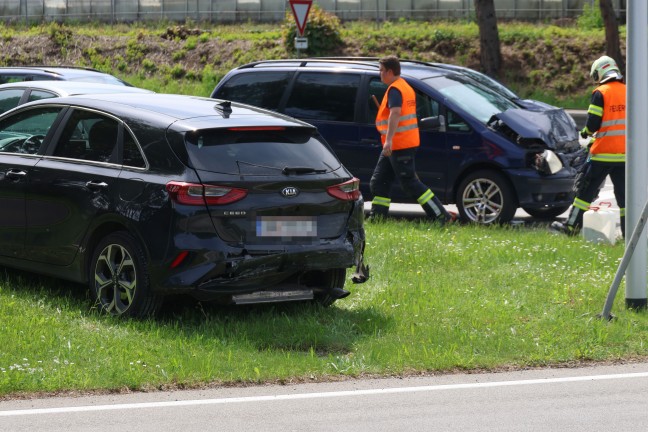 Auffahrunfall vor Verkehrsampel an Kreuzung der Pyhrnpass Strae in Thalheim bei Wels