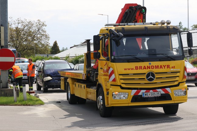 Auffahrunfall vor Verkehrsampel an Kreuzung der Pyhrnpass Strae in Thalheim bei Wels