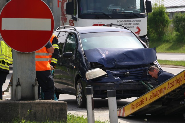 Auffahrunfall vor Verkehrsampel an Kreuzung der Pyhrnpass Strae in Thalheim bei Wels