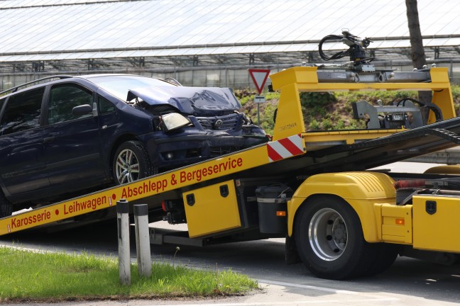 Auffahrunfall vor Verkehrsampel an Kreuzung der Pyhrnpass Strae in Thalheim bei Wels