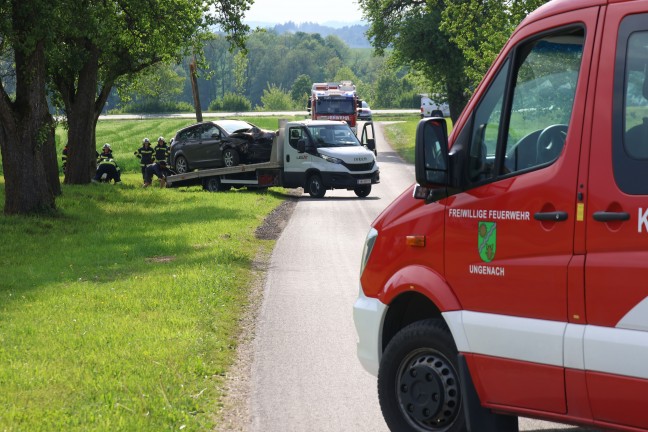 Leitungen lagen auf Auto: PKW bei Verkehrsunfall in Ungenach gegen Strommast und Baum geprallt
