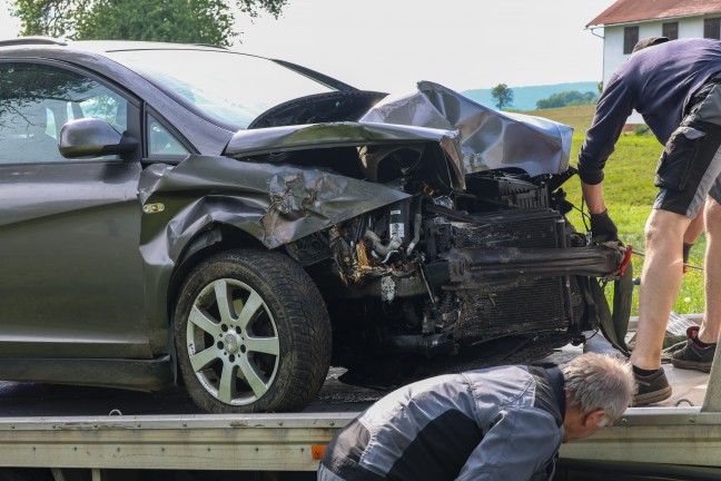 Leitungen lagen auf Auto: PKW bei Verkehrsunfall in Ungenach gegen Strommast und Baum geprallt