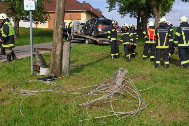 Leitungen lagen auf Auto: PKW bei Verkehrsunfall in Ungenach gegen Strommast und Baum geprallt