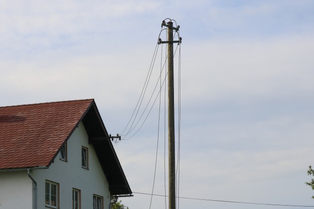 Leitungen lagen auf Auto: PKW bei Verkehrsunfall in Ungenach gegen Strommast und Baum geprallt