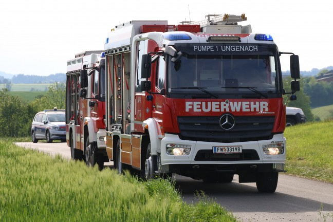 Leitungen lagen auf Auto: PKW bei Verkehrsunfall in Ungenach gegen Strommast und Baum geprallt