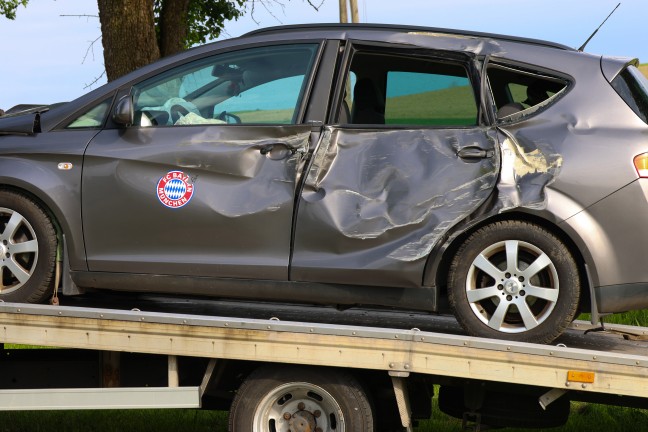 Leitungen lagen auf Auto: PKW bei Verkehrsunfall in Ungenach gegen Strommast und Baum geprallt