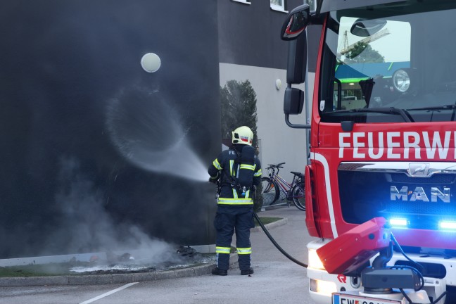 Brand eines Mistkbels vor einem Fastfood-Restaurant in Wels-Pernau