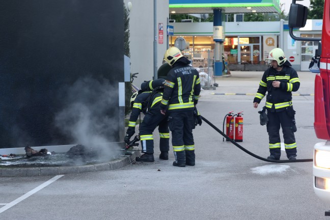 Brand eines Mistkbels vor einem Fastfood-Restaurant in Wels-Pernau