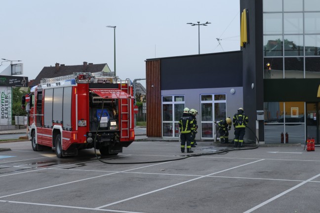 Brand eines Mistkbels vor einem Fastfood-Restaurant in Wels-Pernau