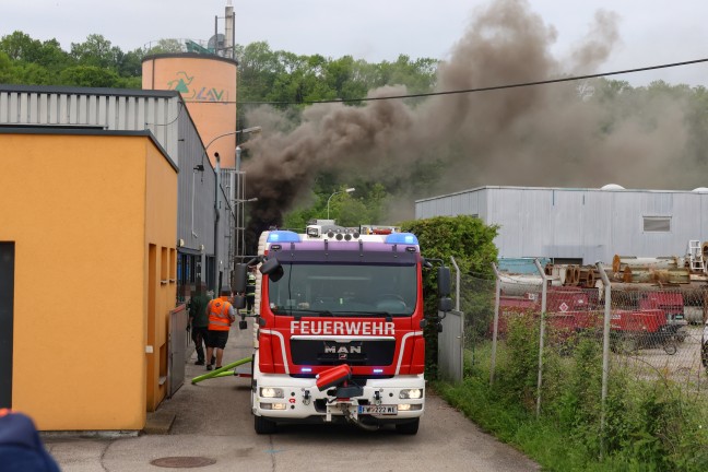 Brand bei einem Abfallverwertungsunternehmen in Wels-Pernau sorgt fr Einsatz der Feuerwehr
