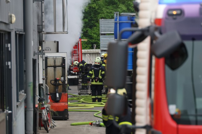 Brand bei einem Abfallverwertungsunternehmen in Wels-Pernau sorgt fr Einsatz der Feuerwehr