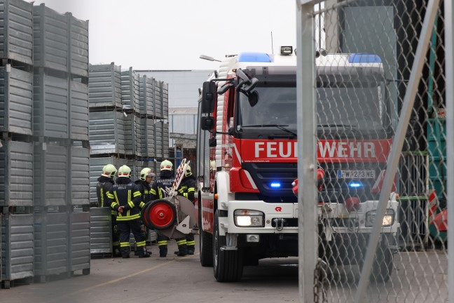 Brand bei einem Abfallverwertungsunternehmen in Wels-Pernau sorgt fr Einsatz der Feuerwehr