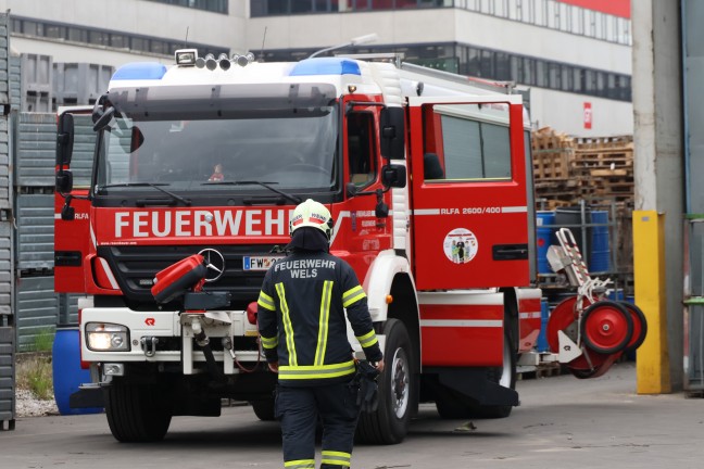 Brand bei einem Abfallverwertungsunternehmen in Wels-Pernau sorgt fr Einsatz der Feuerwehr