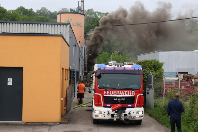 Brand bei einem Abfallverwertungsunternehmen in Wels-Pernau sorgt fr Einsatz der Feuerwehr