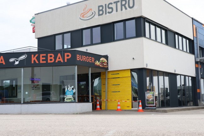 Auto beim Einparken in Meggenhofen frontal in Bistrobereich einer Tankstellen gekracht