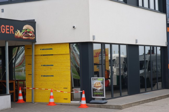 Auto beim Einparken in Meggenhofen frontal in Bistrobereich einer Tankstellen gekracht