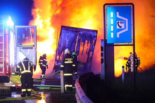 LKW in Vollbrand: Sechs Feuerwehren auf Innkreisautobahn in Pichl bei Wels im Einsatz