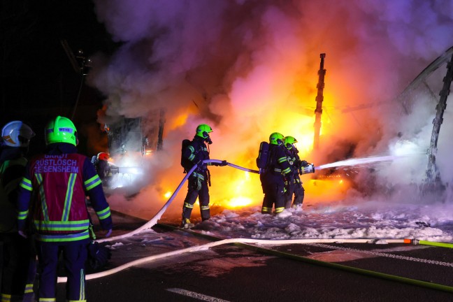 LKW in Vollbrand: Sechs Feuerwehren auf Innkreisautobahn in Pichl bei Wels im Einsatz