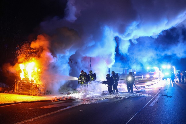 LKW in Vollbrand: Sechs Feuerwehren auf Innkreisautobahn in Pichl bei Wels im Einsatz
