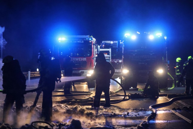 LKW in Vollbrand: Sechs Feuerwehren auf Innkreisautobahn in Pichl bei Wels im Einsatz