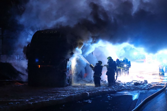 LKW in Vollbrand: Sechs Feuerwehren auf Innkreisautobahn in Pichl bei Wels im Einsatz