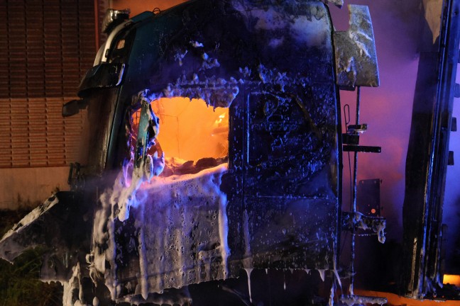 LKW in Vollbrand: Sechs Feuerwehren auf Innkreisautobahn in Pichl bei Wels im Einsatz