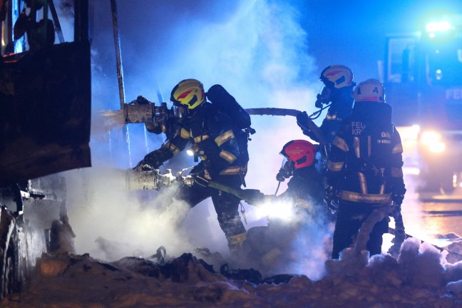 LKW in Vollbrand: Sechs Feuerwehren auf Innkreisautobahn in Pichl bei Wels im Einsatz