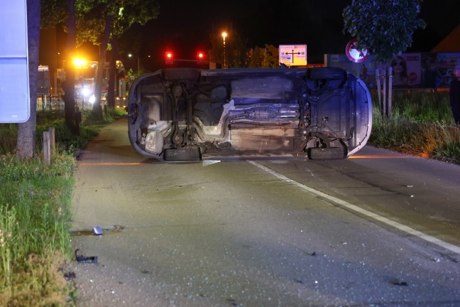 Fahrmanver misslungen: Auto nach Ausfahrt aus Kreisverkehr in Wels-Lichtenegg umgestrzt