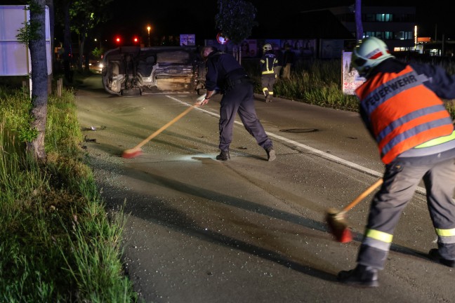 Fahrmanver misslungen: Auto nach Ausfahrt aus Kreisverkehr in Wels-Lichtenegg umgestrzt