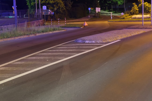 Fahrmanver misslungen: Auto nach Ausfahrt aus Kreisverkehr in Wels-Lichtenegg umgestrzt