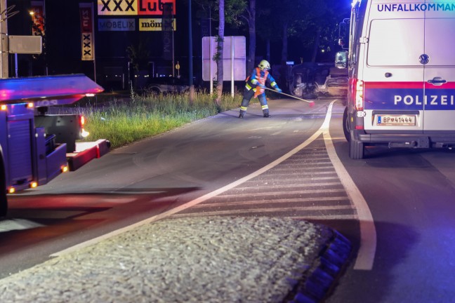 Fahrmanver misslungen: Auto nach Ausfahrt aus Kreisverkehr in Wels-Lichtenegg umgestrzt