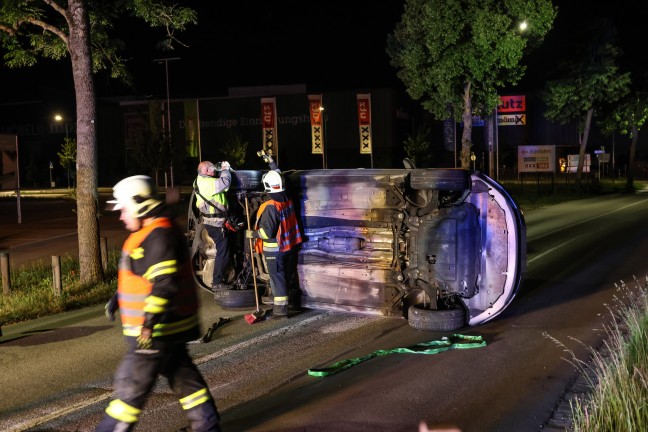 Fahrmanver misslungen: Auto nach Ausfahrt aus Kreisverkehr in Wels-Lichtenegg umgestrzt