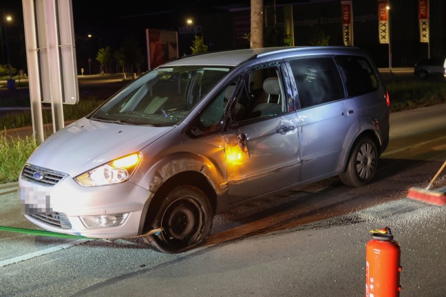 Fahrmanver misslungen: Auto nach Ausfahrt aus Kreisverkehr in Wels-Lichtenegg umgestrzt