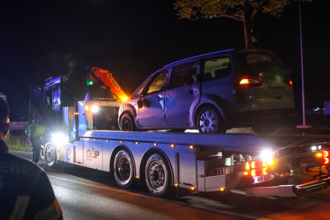 Fahrmanver misslungen: Auto nach Ausfahrt aus Kreisverkehr in Wels-Lichtenegg umgestrzt